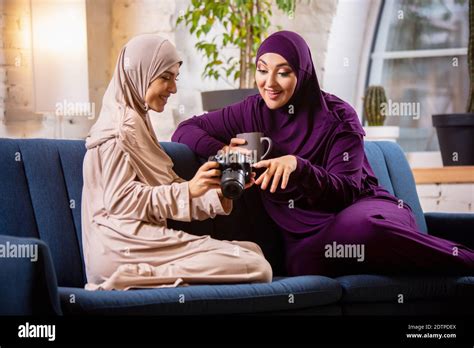 Amistad Feliz Y Joven Dos Mujeres Musulmanas En Casa Hablando Sonriendo Divirti Ndose