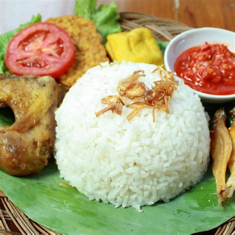 Untuk membuat nasi kuning dengan kriteria tersebut, maka perlu penambahan bumbu serta aneka rempah. Nasi Kuning Ketan Betawi / Pin Di Indonesian Food : Sedangkan nasi kuning tumpeng dibentuk ...