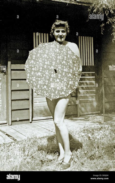 Eva Braun Braun Posando Sombrilla Tomar El Sol Desnuda Adolf