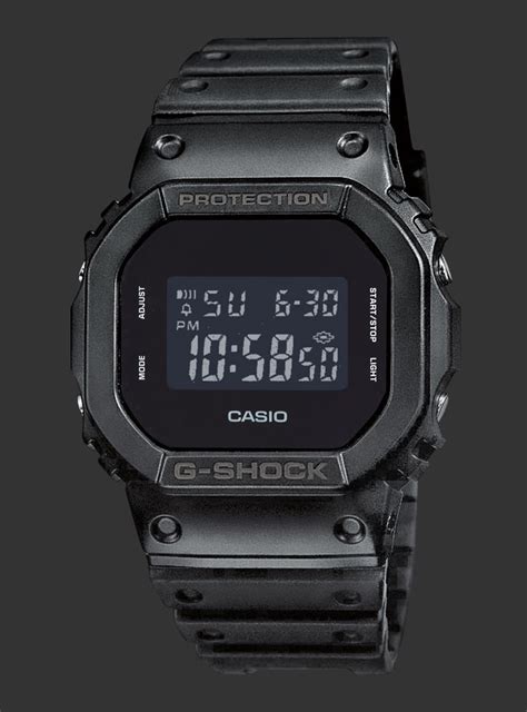 Both the cases and bands of these models are done in a matte finish. montre casio g shock dw 5600bb 1er
