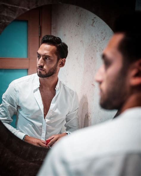 Numaralı forması ile milan takımında görev yapan hakan çalhanoğlu pozisyonunda / mevkisinde görev yapmaktadır. Hakan Çalhanoğlu aldatıldı mı hamile eşinden boşanıyor ...