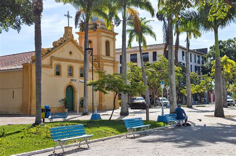 Centro Histórico De São Sebastião Construções Charmosas E Bons Restaurantes à Beira Mar