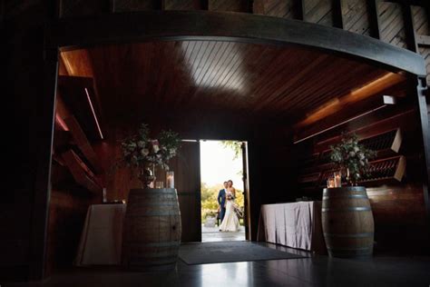 A Summery Saltwater Farm Vineyard Wedding Wedding Photographers In Ri