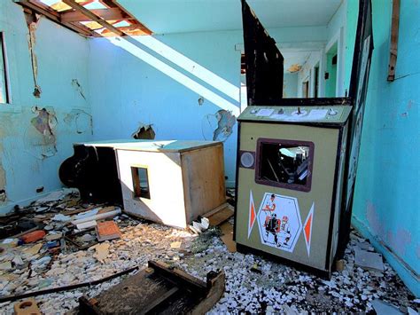 The Eerie World Of Abandoned Arcade Games Arcade Abandoned Vintage