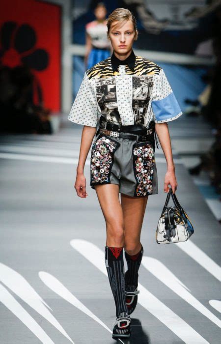 Sarah prefers to live in the country rather than (live) in a city. Prada 2018 Spring / Summer Runway | Fashion Gone Rogue