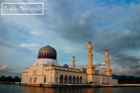 It is a perfect blend of modern and islamic architecture and can hold more than 12,000 people in a single time. IMG_0868 | Bandaraya Mosque (Floating Mosque) Kota ...
