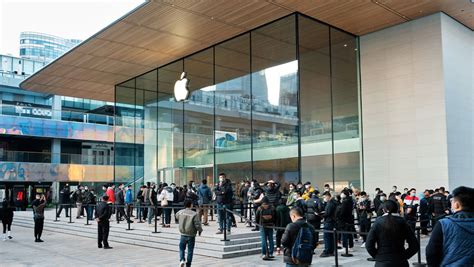 Apple shares again traded lower on tuesday as a retail rally failed to do much for the big tech names. Apple Stock Hits Record High On Bullish 2021 Prediction | Investor's Business Daily
