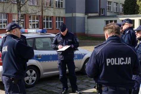 W kościele katolickim, jako wspomnienie liturgiczne papieża sylwestra i), kiedy to świętuje się koniec starego roku i początek nowego, stanowiąca czas hucznych zabaw i bali, toastów. Sylwester w czasie pandemii koronawirusa. Co z ...