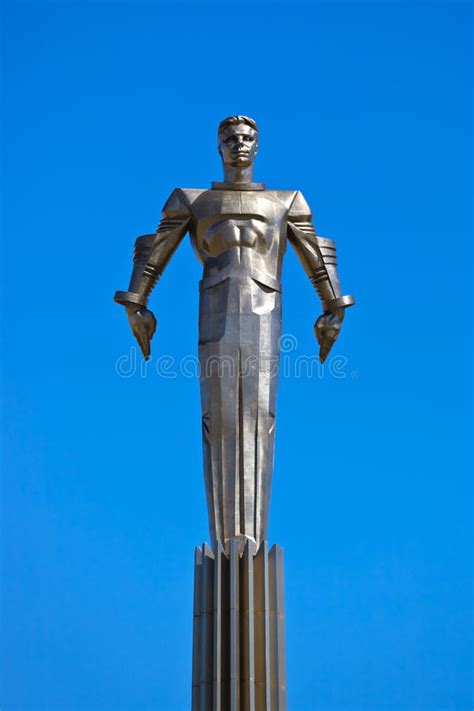 Yuri gagarin was a famous russian cosmonaut and the first man to enter space and orbit the earth, on the 'vostok 1.' check out this biography to know more about his childhood, family, achievements, etc. Yuri Gagarin-monument - Moskou Rusland Stock Afbeelding ...