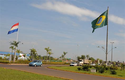 A tríplice fronteira é o principal conjunto de fronteiras da américa do sul, é formada pela união dos limites territoriais e políticos de três países diferentes brasil, argentina e paraguai. Fronteira - Paraguai e Brasil | Flickr - Photo Sharing!