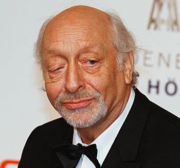 Sein markantes aussehen mit dem „hängenden rechten auge ist die folge einer angeborenen lidmuskelschwäche (ptosis). Karl Dall | Celebrities lists.