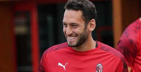 Hakan çalhanoğlu 1994 yılının şubat ayında hüseyin ve naime çiftinin oğlu olarak almanya'nın mannheim şehrinde dünyaya geldi. hakan çalhanoğlu kimdir, nereli, boyu, kilosu, burcu ...