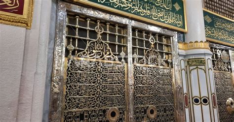 صوره جماليه للبوابات الذهبيه المحاطه بقبر النبي محمد في المسجد النبوي
