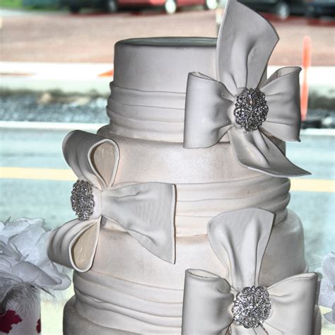 Loving This Bow Cake Dessertsbydan Bow Cakes Cupcake Cakes Cupcakes Black And White Wedding