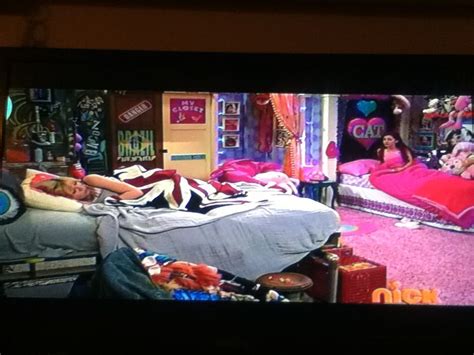 Sam & cat is an american teen sitcom that originally aired from june 8, 2013 to july 17, 2014, on nickelodeon. Sam and cats room it looks awesome | Sam and cat, Cat ...