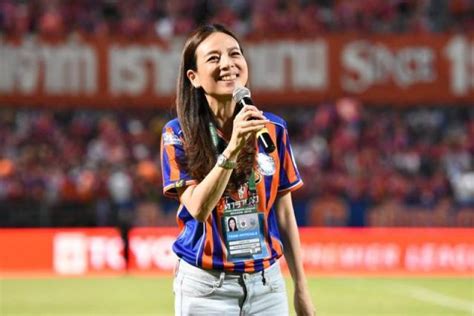 #มาดามแป้ง นวลพรรณ ล่ำซำ #มาดามแป้ง #ไทยลีก #การท่าเรือ เอฟซี #เอสซีจี เมืองทอง ยูไนเต็ด 'ท่าเรือ'เปิดตัวลุยไทยลีกฤดูใหม่-'มาดามแป้ง'ลั่นทวงความ ...