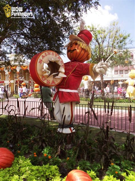 Photo Story More Pumpkin Scarecrows On Main Street Usa Wdw
