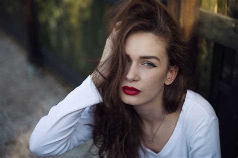 Fond Décran Visage Femmes Maquette Cheveux Longs Brunette La Photographie Rouge à