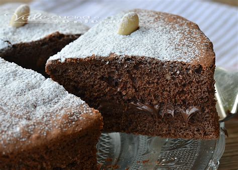 Il cioccolato, o cioccolata (specie se fusa o da spalmare), è un alimento derivato dai semi dell'albero del cacao, ampiamente diffuso e consumato in tutto il mondo.il termine cioccolata viene utilizzato come sinonimo di cioccolato oppure per indicare una bevanda liquida a base di polvere di semi di cacao, nell'uso occidentale contemporaneo invariabilmente con l'aggiunta di zucchero (al. Torta al cioccolato con mandorle e nutella ricetta dolce