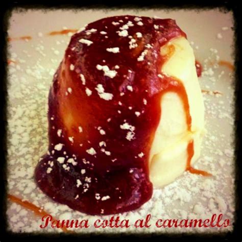 Nella ricetta che vi proponiamo vi mostriamo come preparare la panna cotta italiana fatta in casa e anche il caramello fluido e di colore perfetto. Panna cotta al caramello | Una cucina da single
