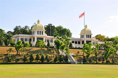 Indonesia tercatat memiliki enam istana kepresidenan, yakni istana negara, istana merdeka, istana bogor, istana cipanas, istana. Kuala Lumpur Landmarks: 5 Historic Places to Visit in KL