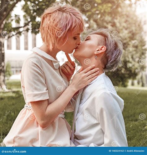 Schönes Lesbisches Paarumarmen Liebe Und Leidenschaft Zwischen Den Zwei Mädchen Stockfoto Bild