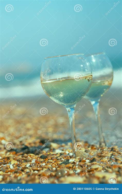 Dois Copos De Vinho Na Areia Da Praia Espumante De Seixos Em Terra