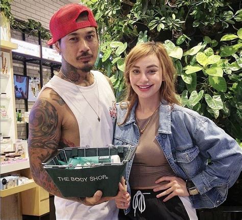 Istri jerinx, nora alexander, pamer video sebagai wonder woman gantikan gal gadot. Jerinx SID Pastikan Hubungannya dengan Nora Bukan Setingan