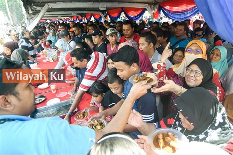 This store provides services in the shopping centre. 10,000 warga kota meriahkan Kenduri Rakyat - Wilayahku