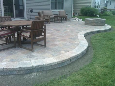 Heres A Raised Curved Paver Patio With A Fire Pit Patio Ideas