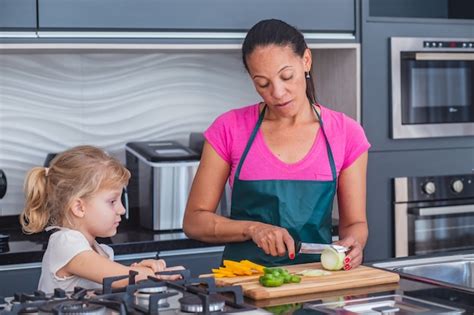 Madre E Hija Cocinando Juntas Foto Premium