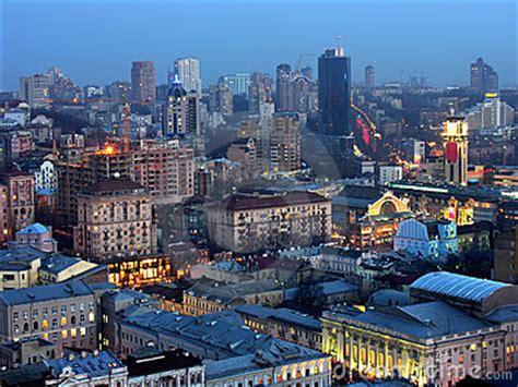 Na capital a coisa não muda, para todo lado é possível achar uma catedral, em maior parte ortodoxa, a religião mais praticada no país, assim como na rússia. Kyiv, El Capital De Ucrania Imagen de archivo libre de ...