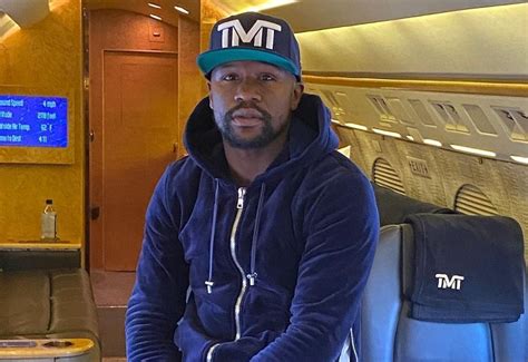 Paul, 26, is a boxing newbie. Floyd Mayweather stapt de ring in tegen Logan Paul ...
