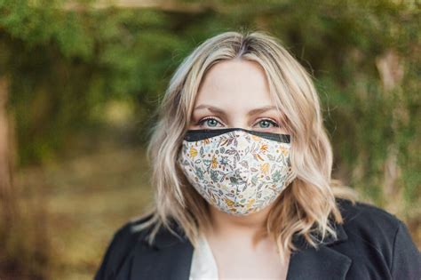 Should Your Face Mask Make An Appearance In Your Headshot Portraits