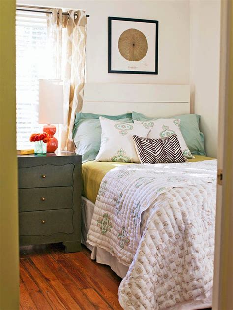 15 small bedroom decor ideas that feel grand. Modern Furniture: 2014 Tips for Small Bedrooms Decorating ...