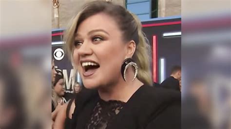 kelly clarkson admits to awkward encounter at acm awards country music soul