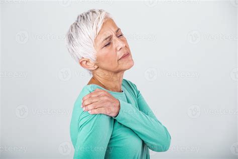 Femme âgée Souffrant De Douleurs à L épaule Une Femme âgée Souffre D Une Douleur Terrible
