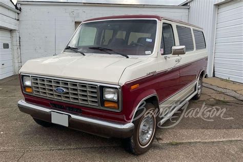 1989 Ford Econoline Club Wagon Front 34 260208