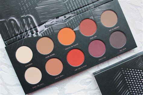 The matte eyeshadows come in different hues and are perfect for women of all skin tones and ages. Zoeva Matte Eyeshadow Palette (+Swatches) — Hannah Heartss