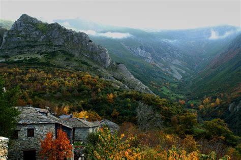 La ciudad está ubicada en un valle que se encuentra delimitado por dos sierras: El Valle del silencio en el Bierzo