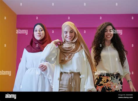 Retrato En Grupo De Mujeres Musulmanas Hermosas Dos De Ellas En Vestido De Moda Con Hijab