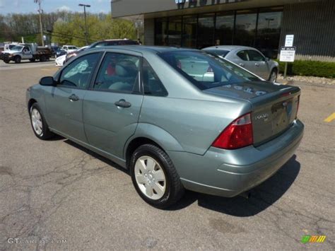 Light Tundra Metallic Ford Focus Zx Se Sedan Photo