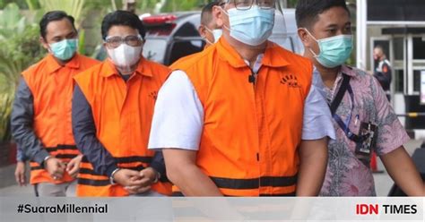 Menteri kelautan dan perikanan edhy prabowo (kiri) bersiap menjalani pemeriksaan perdana sebagai tersangka di gedung kpk, jakarta, kamis (26/11). Edhy Prabowo Dicecar KPK soal Dugaan Pembelian Mobil