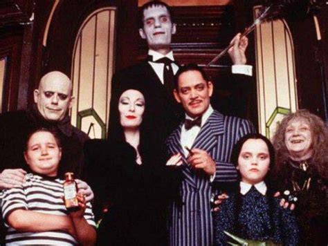 Tim Burton Hará Una Serie Live Action De Los Locos Addams Actitudfem
