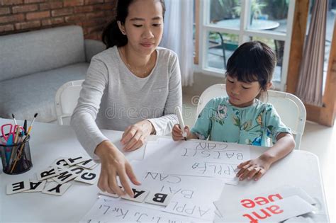 Madre E Hija Aprendiendo A Leer Y Escribir Cartas En Casa Imagen De