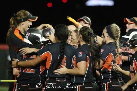 5 Ways to Be a Good Teammate in Softball