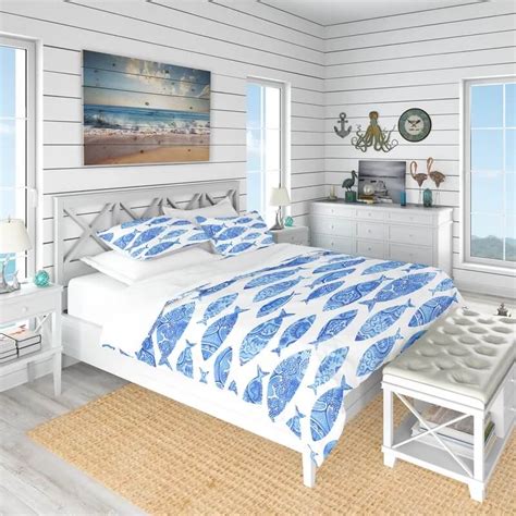 Use a net and clothespins to hang pictures. Beach Themed Bedrooms Ideas | Beach House Bedrooms