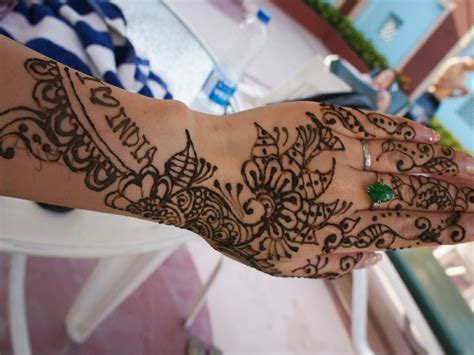 Ada banyak seni yang dihasilkan dari henna, seperti henna tangan atau inai tangan, henna pengantin, henna kaki, henna telapak tangan dan. Ini Dia Beberapa Model Henna Tangan yang Simple dan ...
