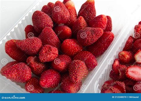 Whole Red Berries Plastic Containers With Fresh Frozen Strawberries