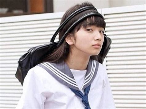 見えない障害と闘いながら 若手女優の小松菜奈さんを爆笑写真加工で物語